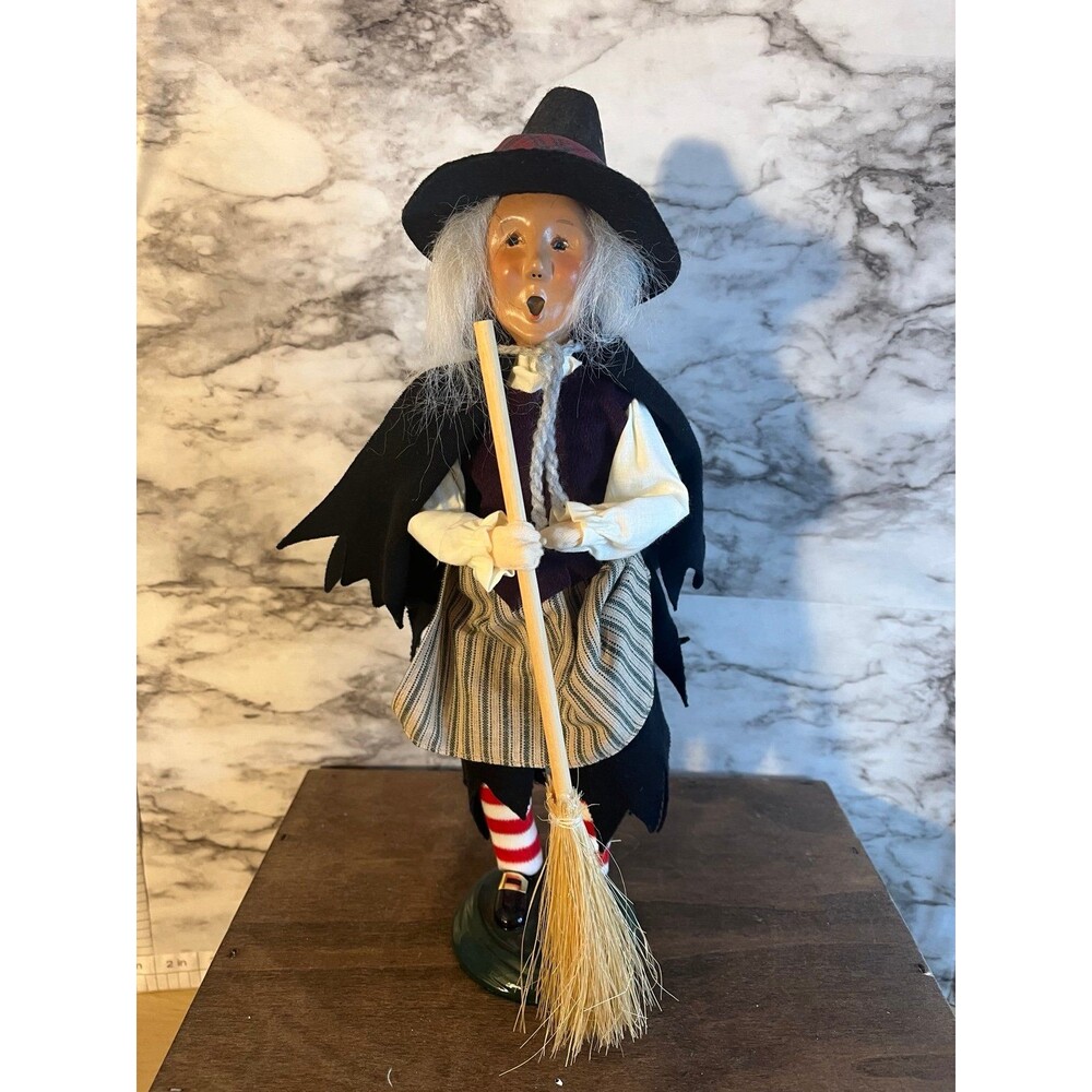 Byers Choice Carolers "THE WITCH OF SALEM" Halloween 2001 Cape Broom